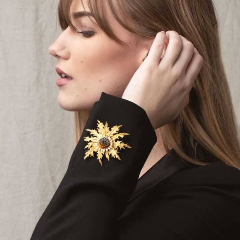  بروش عتيق على أكمام بالطو أسود أنيق من دار buccellati