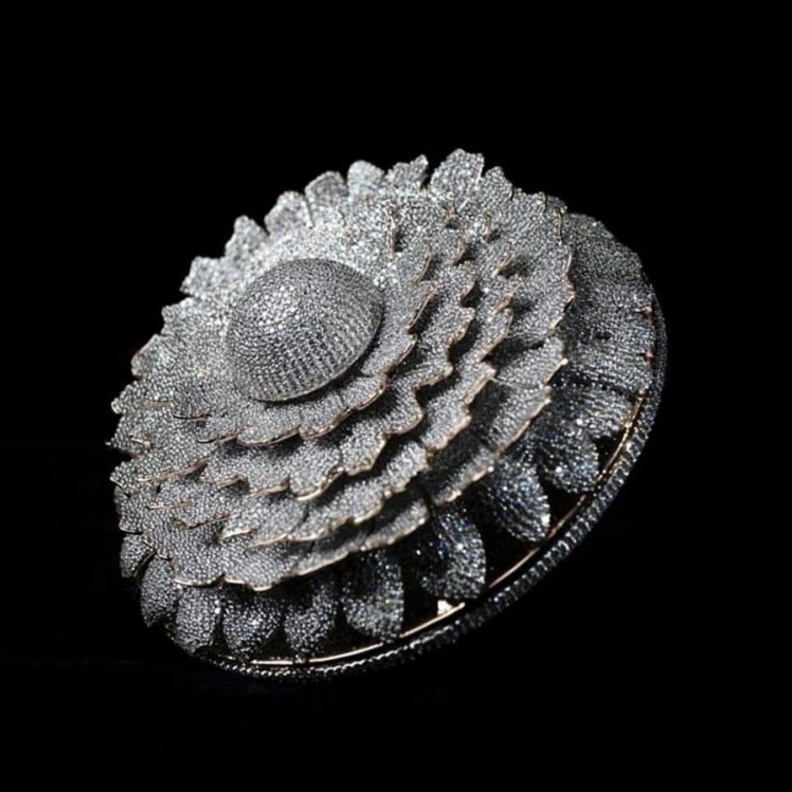  الخاتم على شكل زهرة ساحرة مكونة من 8 طبقات ومرصع بـ 12638 ماسة صغيرة