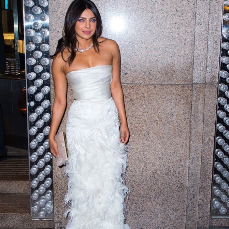 تألقت بريانكا شوبرا في فستان أبيض