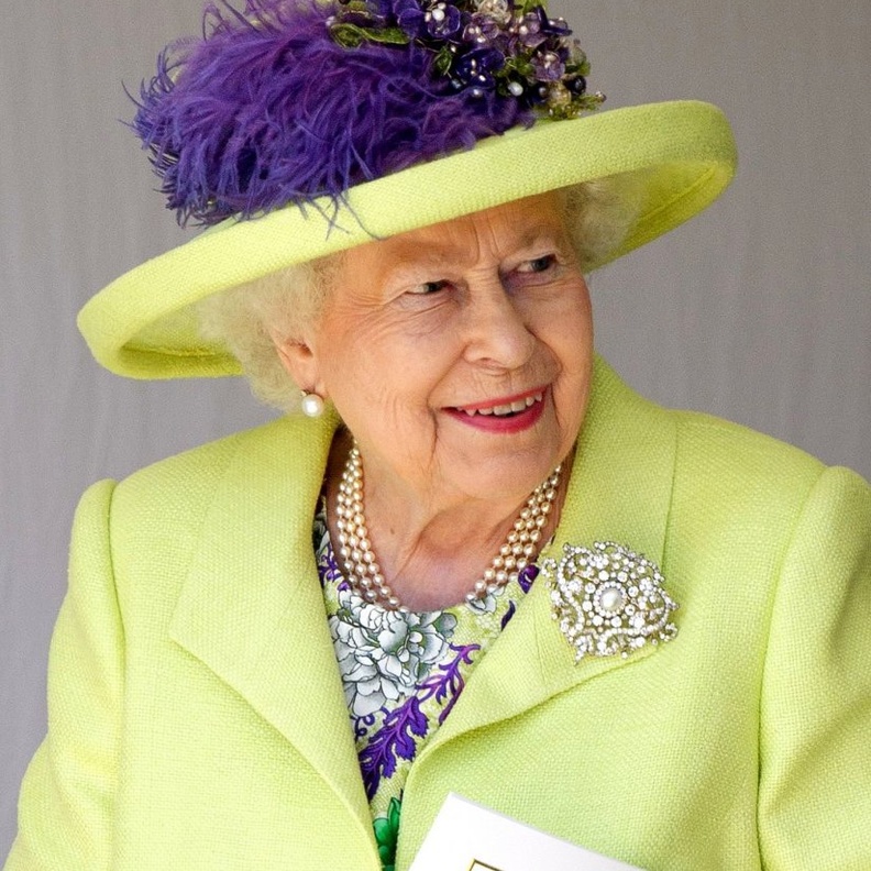  الملكة إليزابيث الثانية بأحد بروشاتها الفاخرة