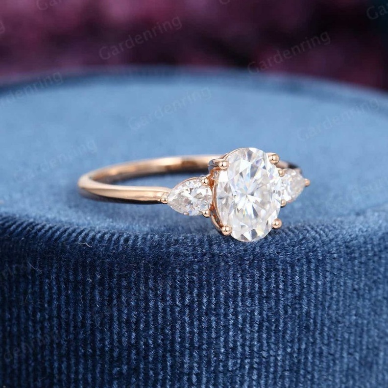 GARDEN RING ابرز خواتم الخطوبة لعام 2021 - خواتم الخطوبة متعددة الاحجار