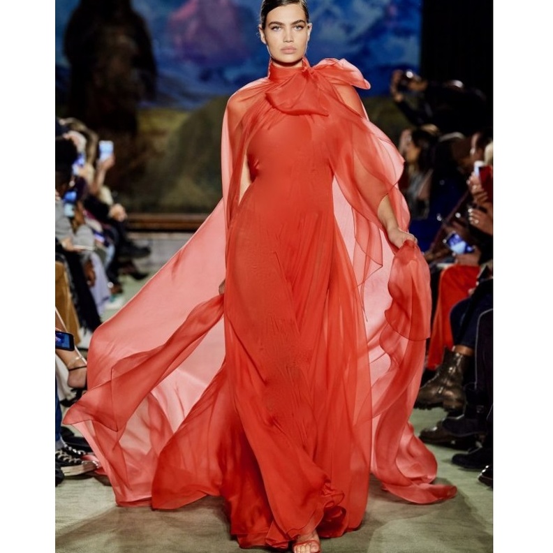 فستان باللون الأحمر من Brandon Maxwell 