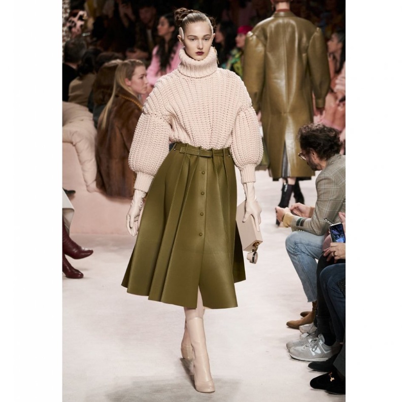صيحات كنزات الياقة العالية والفضفاضة من دار Fendi