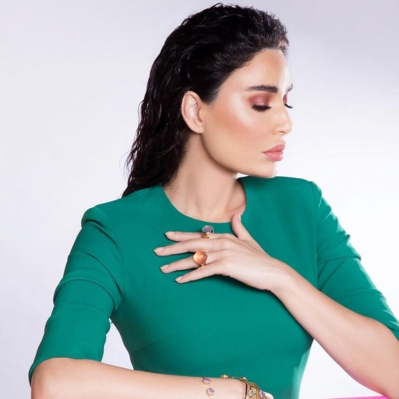 تسريحات الشعر المبلل والمسحوب الى الخلف بأسلوب سيرين عبدالنور