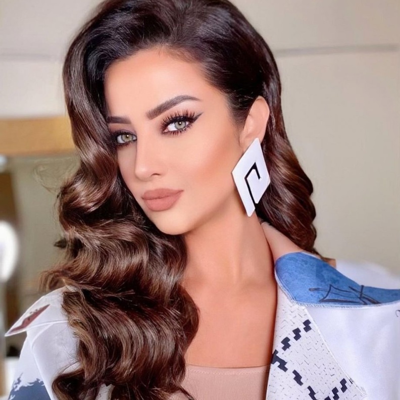  تسريحات شعر راقية لصاحبات الشعر الطويل مستوحاة من رضوي الشربيني