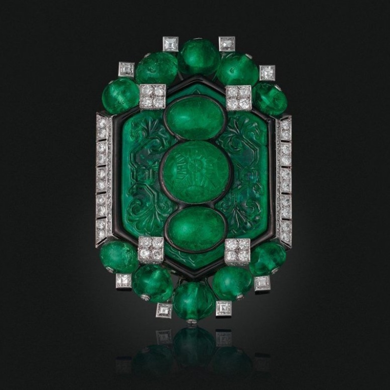 بروش cartier المصنوع على طراز الآرت ديكو من الزمرد والماس والمينا