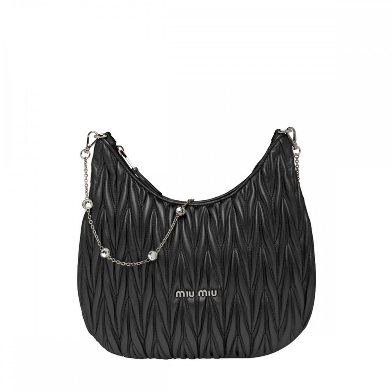 تألقي خلال موسم مناسبات نهاية العام من Miu Miu