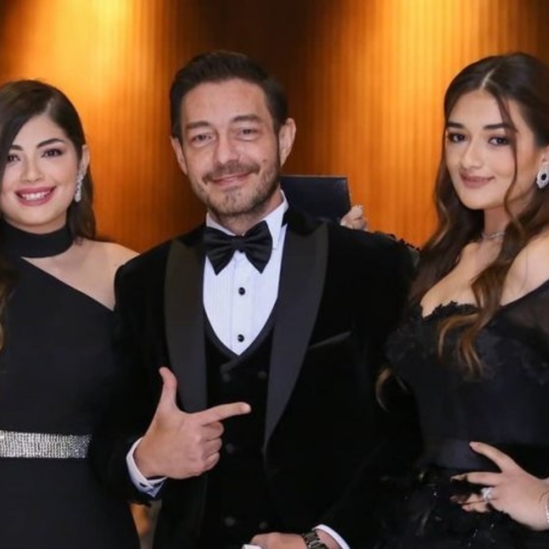 أحمد زاهر وابنتيه