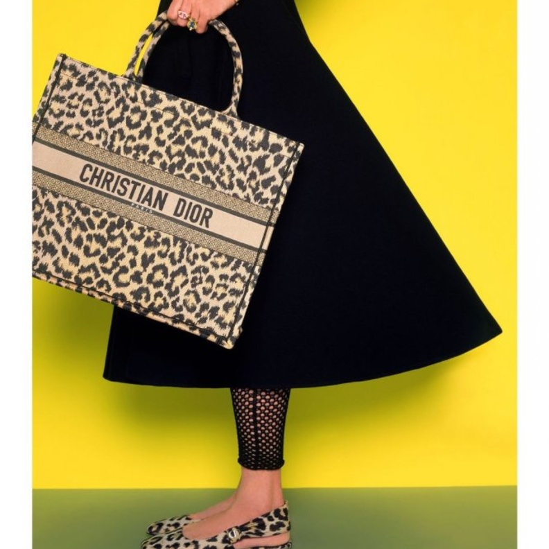 "ديور" DIOR تقدّم بين الابتكار والتراث.. مجموعة خريف 2021 من تصميم "ماريا غراتسيا كيوري"