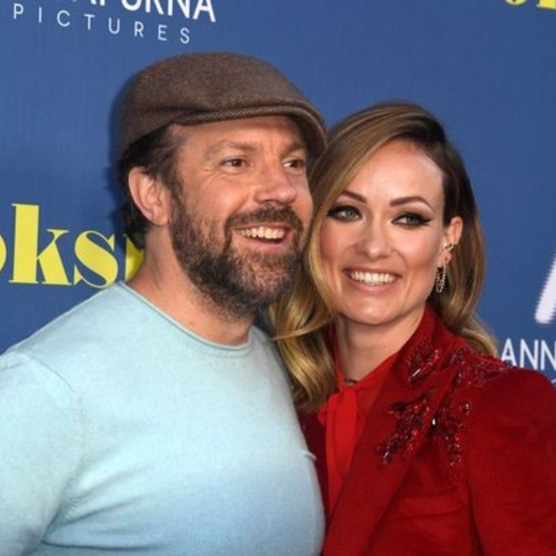 عناق حار بين المنفصلين حديثا أوليفيا وايلد وجيسون سوديكس