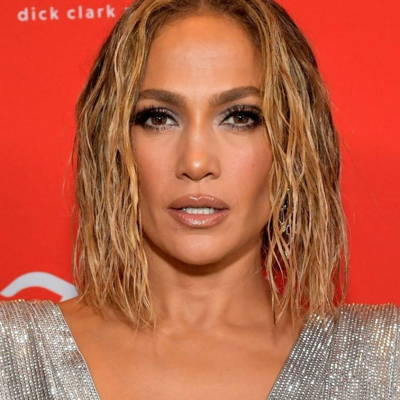 صيحات جينيفر لوبيز الجمالية مع تسريحات الشعر المبلل