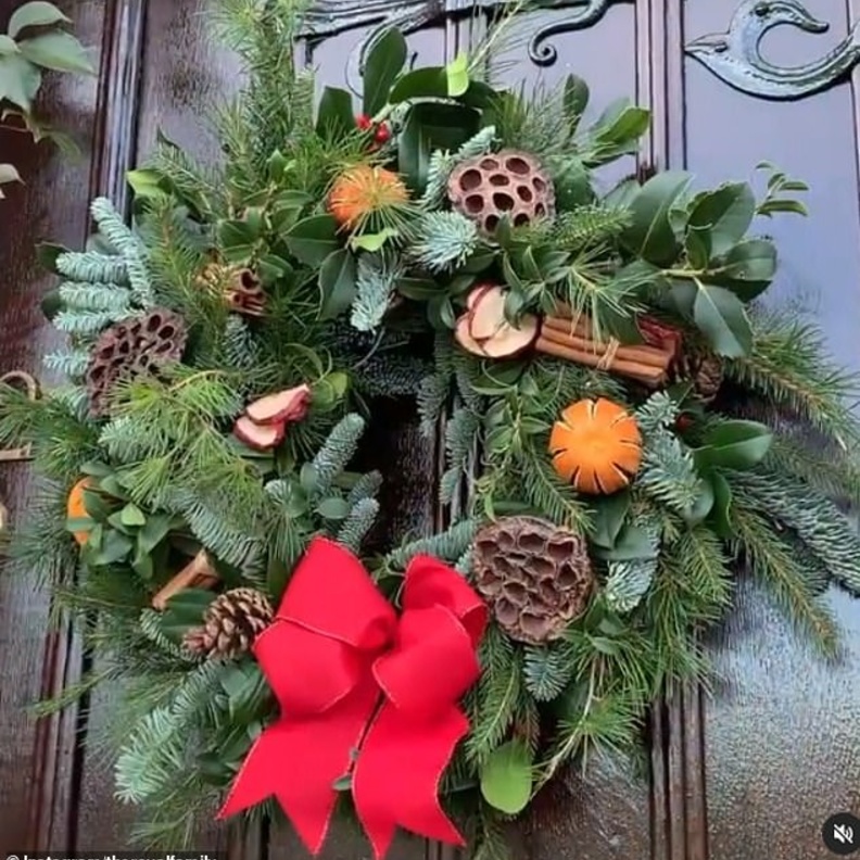 من وحي العائلة المالكة البريطانية.. كيف تصنعين إكليل من الزهور بمناسبة أعياد نهاية ‏العام؟