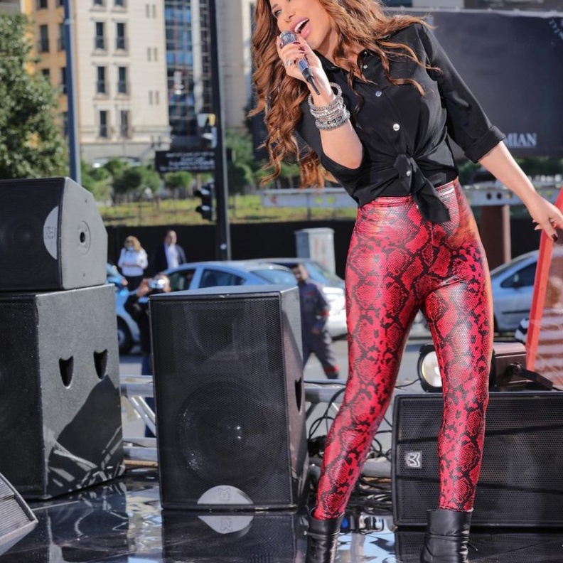 اطلالة نجوى كرم بالبنطلون الأحمر الساحر مع القميص السوداء