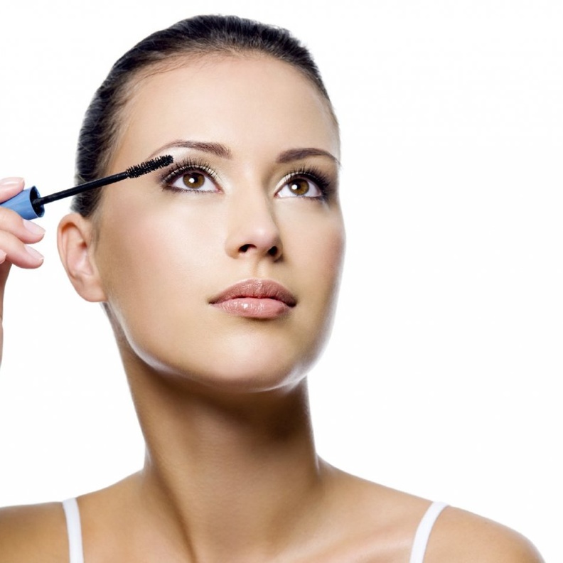 الخلطات الطبيعية تساعد على علاج الرموش القصيرة