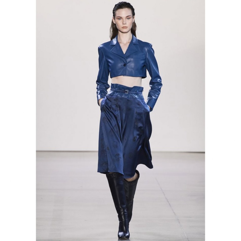 طرق تنسيق الكروب توب الشتوية والجلدية من دار Alejandra Alonso Rojas