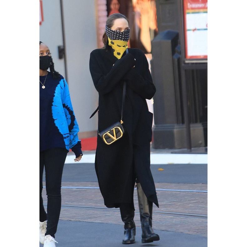 احدث اطلالات أنجلينا جولي الأنيقة بلوك مونوكروم شتوي برفقة إبنتها