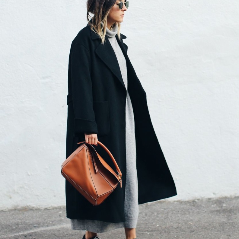  نسقي المعطف الاسود مع الاطلالات اليومية الكاجوال