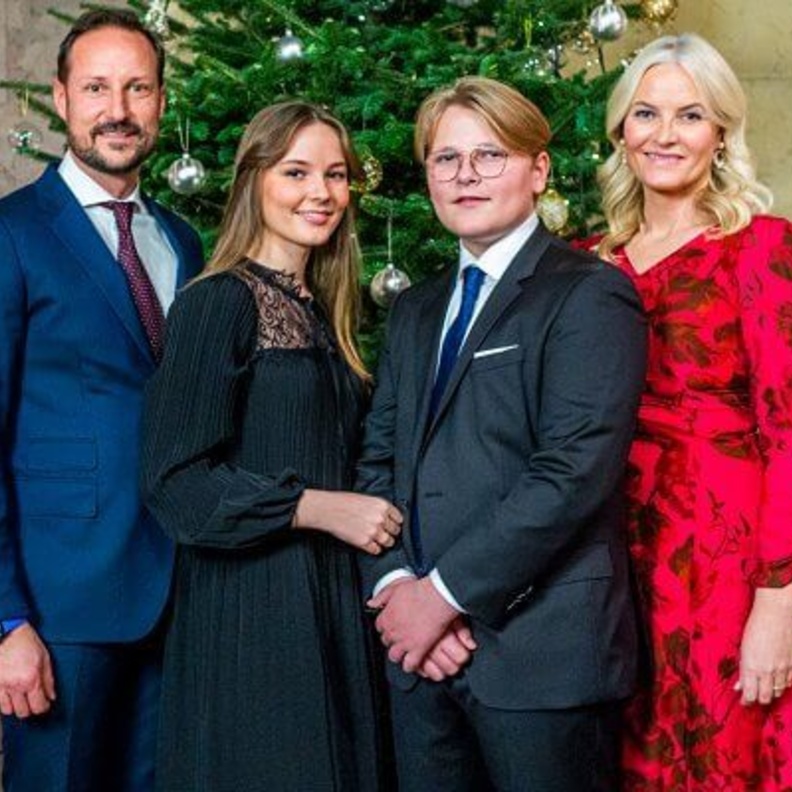 العائلة النرويجية المالكة تصدر صورها الرسمية بمناسبة أعياد الميلاد
