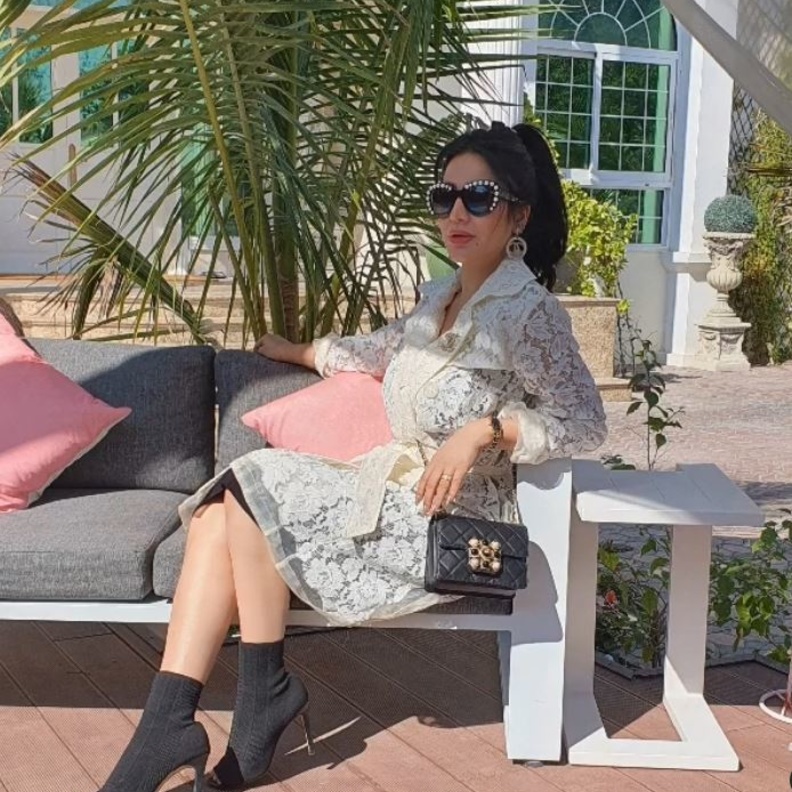 إطلالات لجين عمران أنيقة بالفستان الدانتيل الأبيض