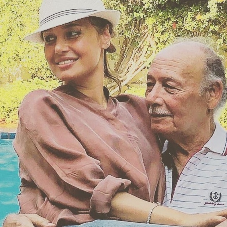 حلا شيحة بين أحضان والدها