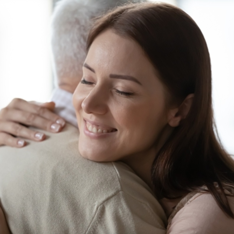 أسرار إنجذاب الفتاة الى الرجل صاحب الشعر الأبيض