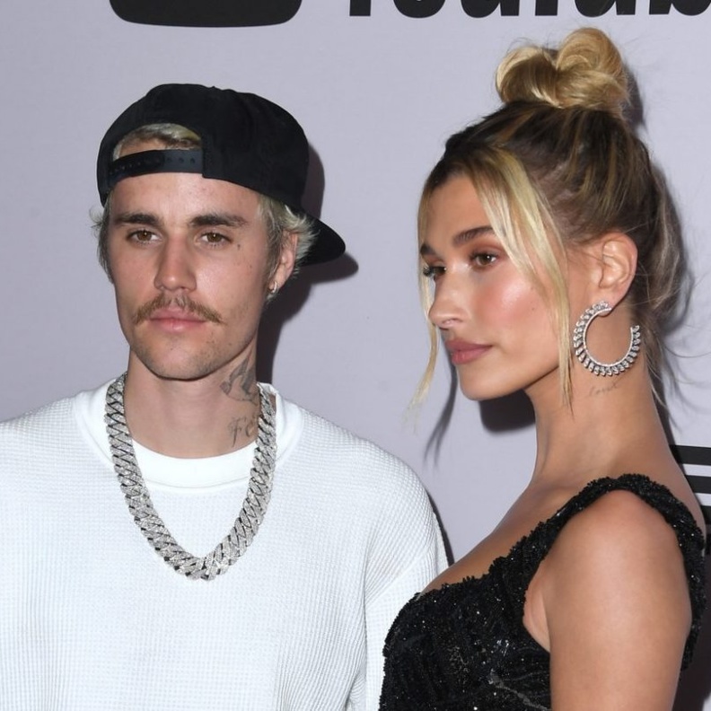 هايلي بيبر تكشف عن اللحظة التي أدركت فيها بأنها تحب جاستن بيبر