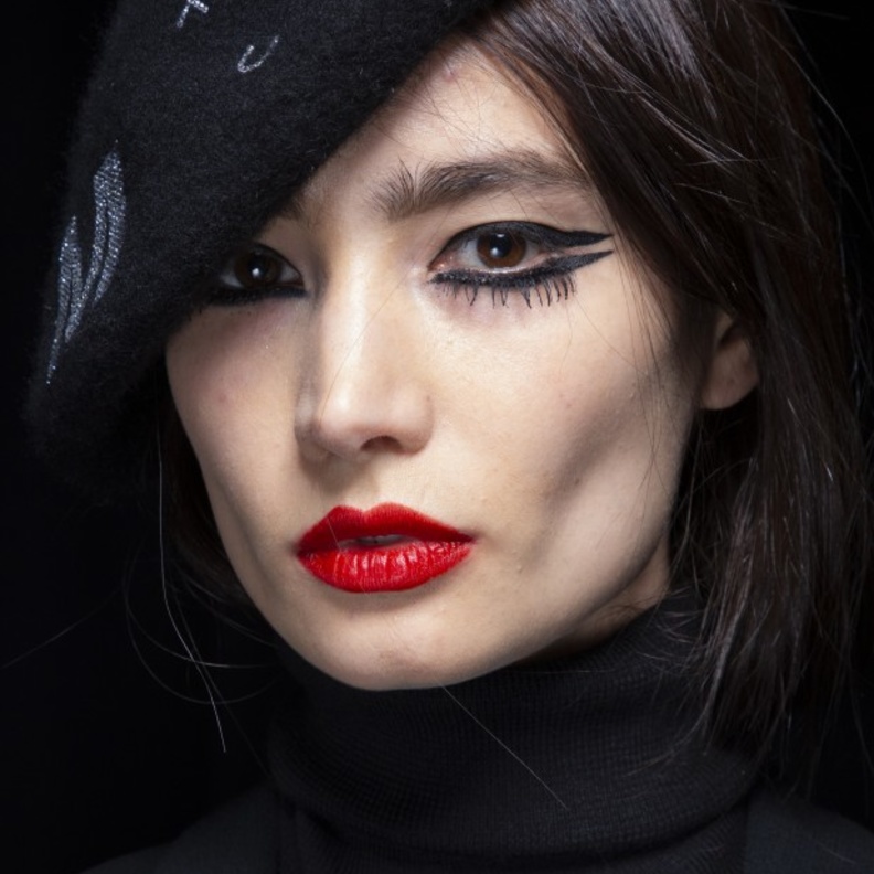 طرق تطبيق مكياج ملفت مع احمر الشفاه القوي لسهرات نهاية العام