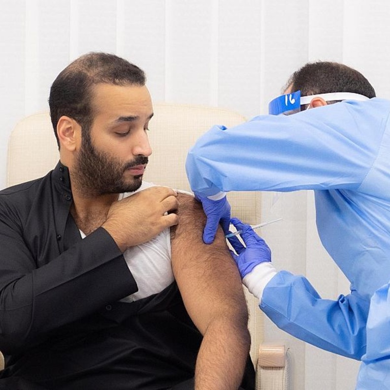 سمو ولي العهد يتلقى الجرعة الأولى من لقاح كورونا
