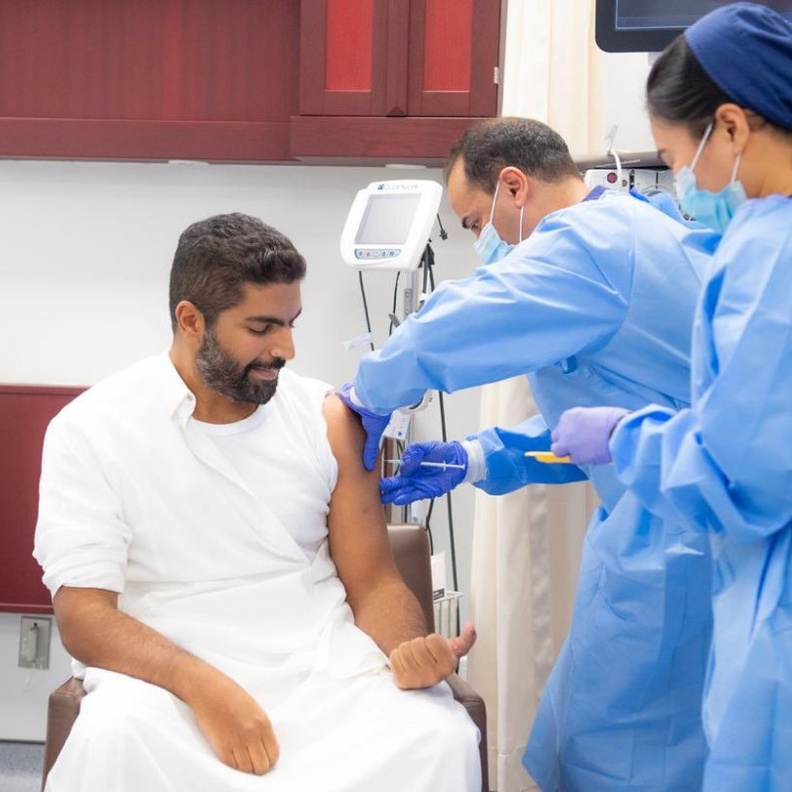 وزير الثقافة السعودي يتلقى الجرعة الأولى من لقاح كورونا