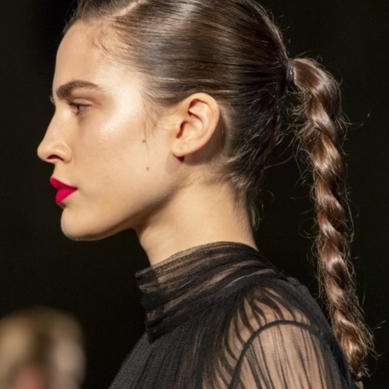 تسريحات شعر ذيل الحصان بأساليب مختلفة لسهرات رأس السنة 2020