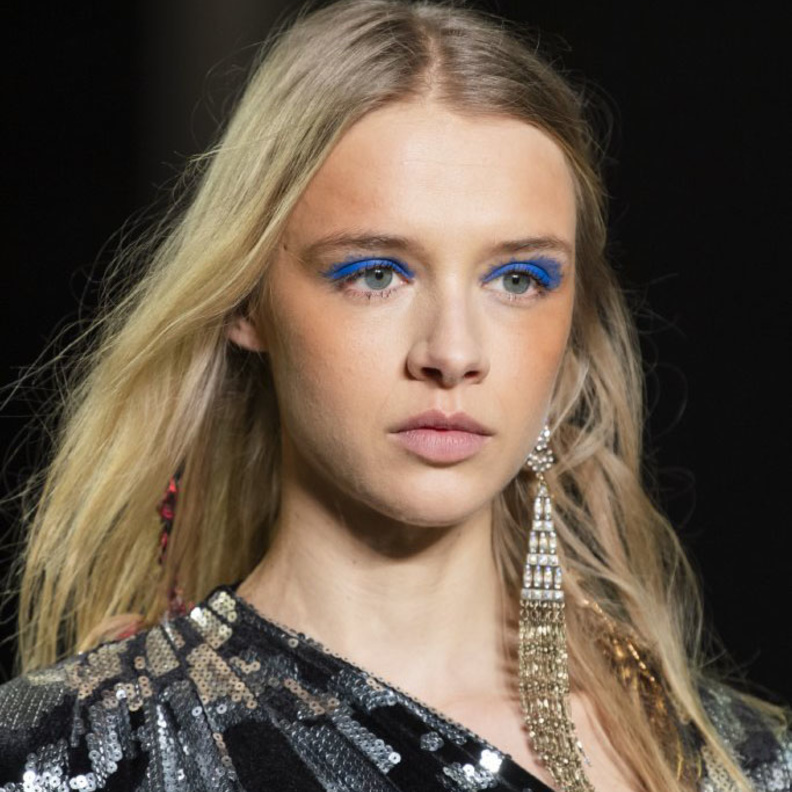 رسمات مكياج ملونة وزرقاء بتدرجات نيلية من وحي Tadashi Shoji