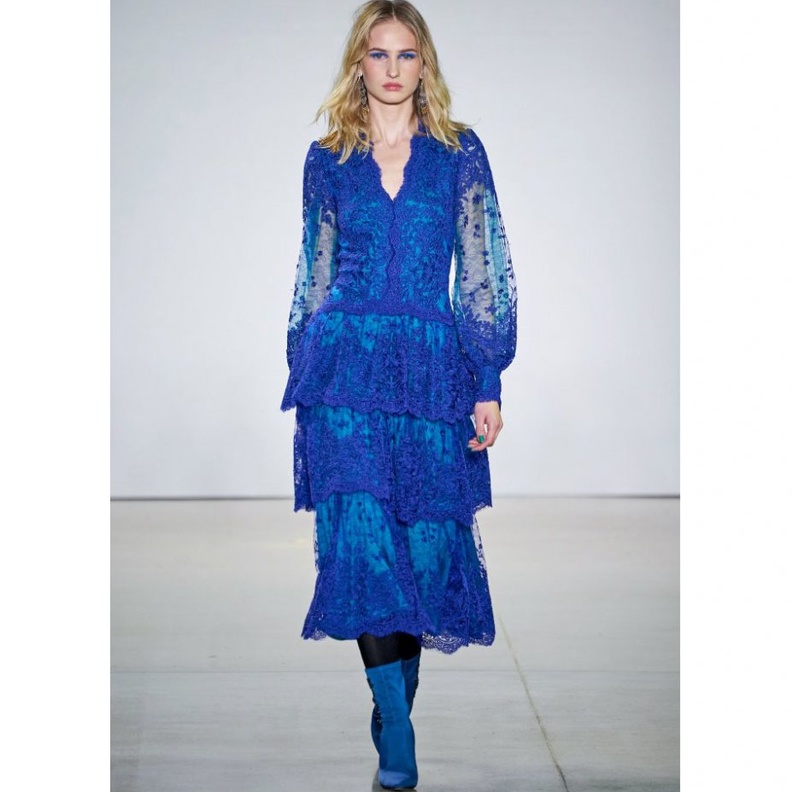 فساتين سهرة باللون الازرق مع الدانتيل من دار Tadashi Shoji