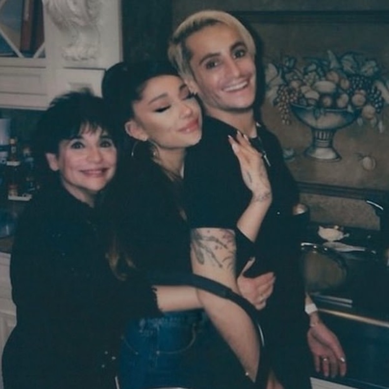 أريانا جراندي تحتفل ب يوم الكريسماس