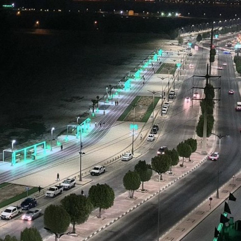 ممشى السيف الشرقي له سحر خاص في الليل  - المصدر وكالة الأنباء السعودية