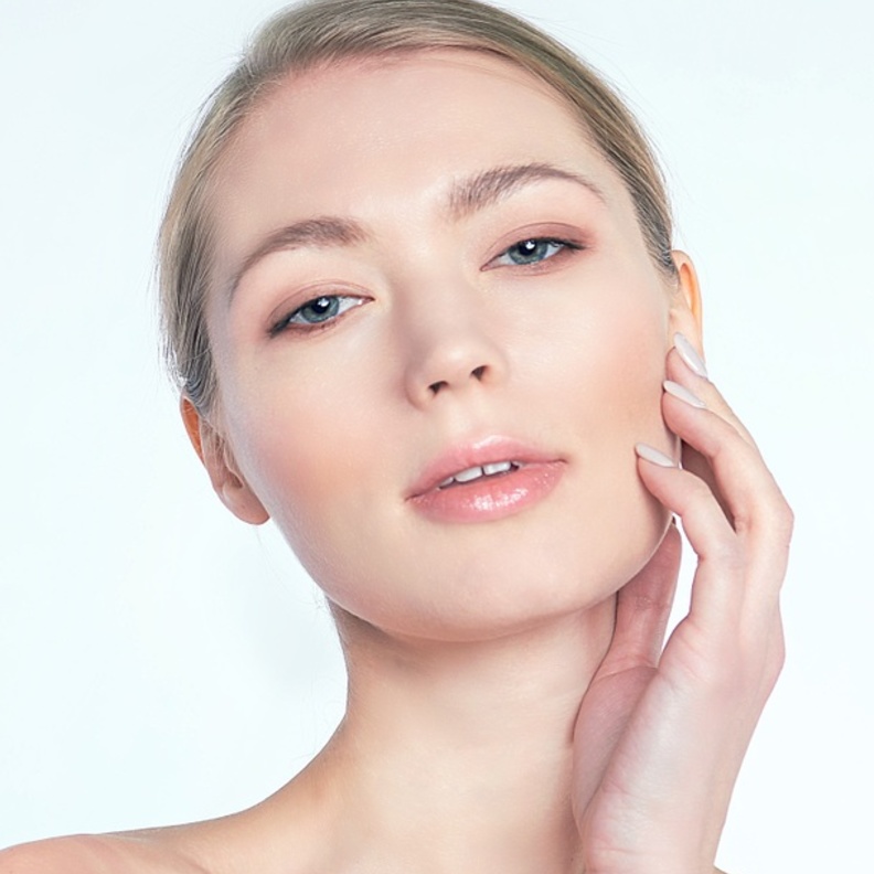 ماء الورد لتفتيح البشرة