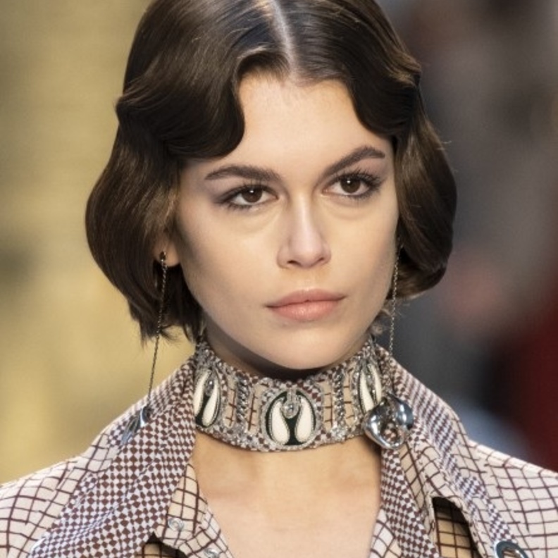 تسريحات شعر بلمسات الريترو لإطلالة كلاسيكية جذابة لسهرات نهاية العام