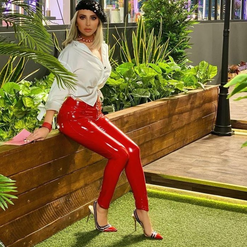  نسقي القميص الأبيض مع السروال الجلد الأحمر