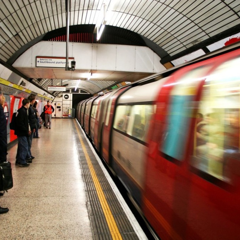  قطار أنفاق لندن من أفضل وسائل المواصلات بواسطة fedi