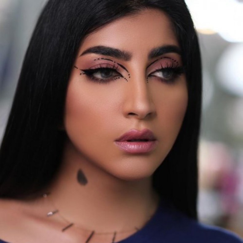 صيحة مكياج العيون الغرافيكية في حصاد 2020