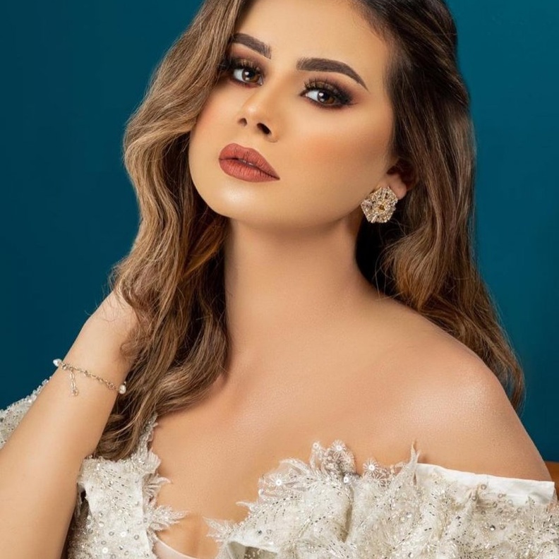 تسريحات شعر ناعمة بأسلوب منة عرفة لسهرات رأس السنة 2021