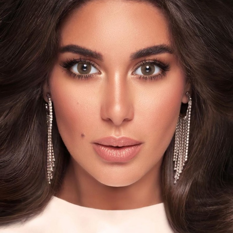 مكياج عصري وفاتح من وحي اطلالات ياسمين صبري