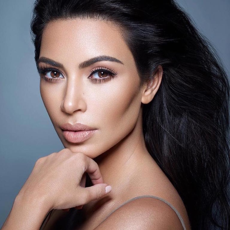 4 نصائح جمالية يومية من كيم كارداشيان للتخلص من تجاعيد العينين