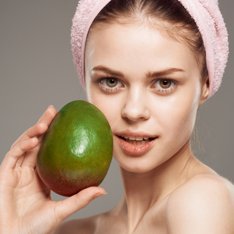  ماسك المانجو وخشب الصندل لتبييض لون البشرة قبل سهرة راس السنة