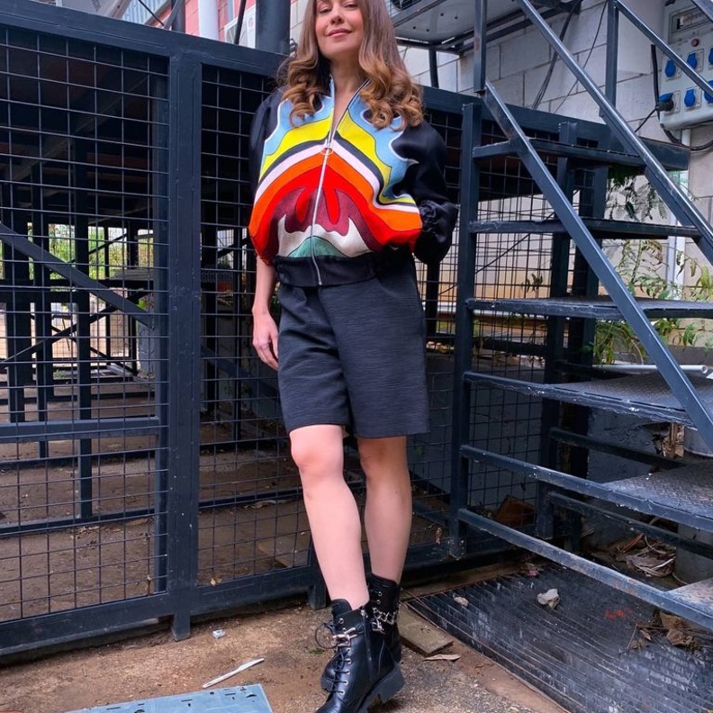 أطلت بالبومبر الأسود من تصميم حسين بظاظ مع الشورت الأسود والبوت