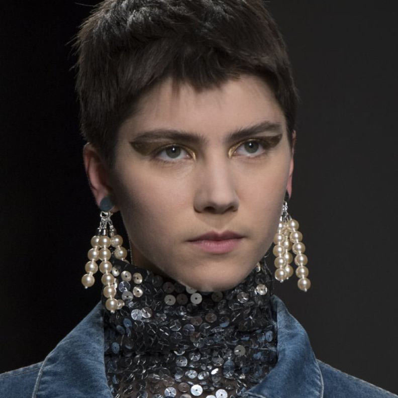 مكياج عيون عصري بتدرجات براقة