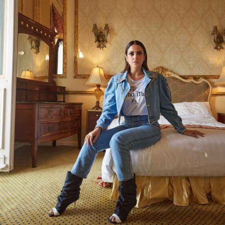 تألقت درة زروق بلوك دينيم كامل نسّقت فيه الجاكيت الجينز القصيرة المزينة بالشك الفضيّ