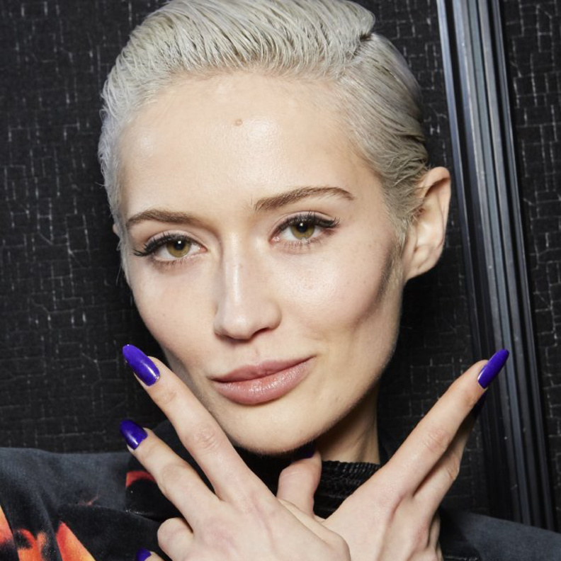 الوان طلاء اظافر نيلية لسهرات راس السنة 2021 من Philipp Plein