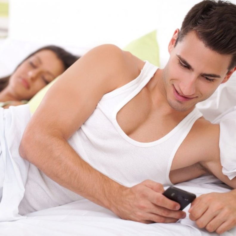  كيف يمكن إكتشاف الزوج الخائن - البرود العاطفي