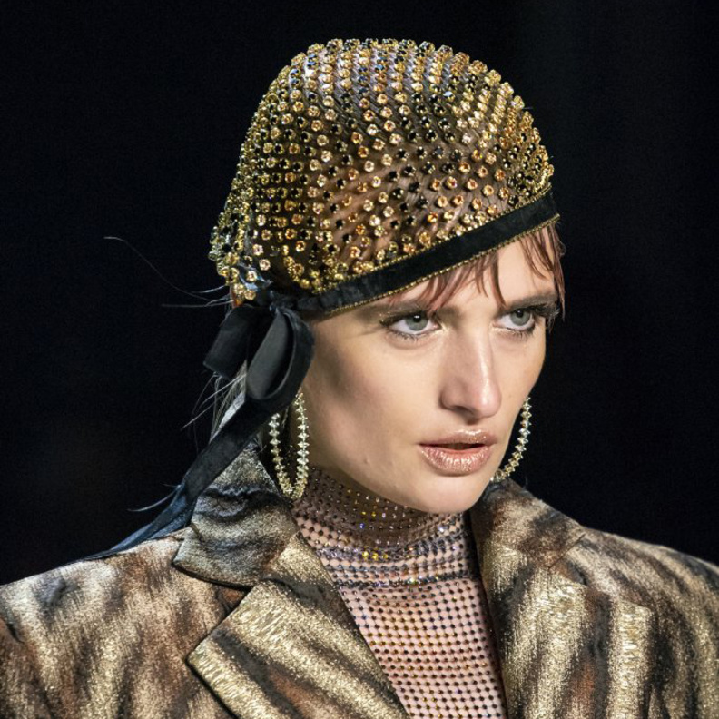 اكسسوارات شعر جريئة مع القبعات من دار Christian Cowan