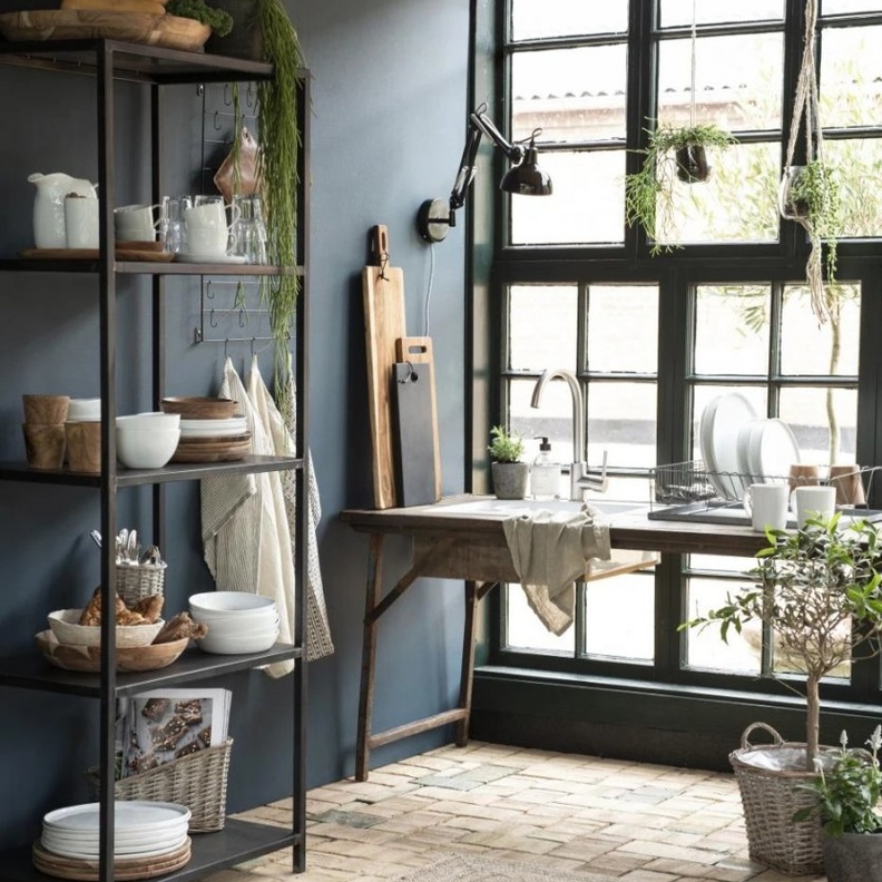 أحواض من النباتات الخضراء تزين المطبخ الريفي